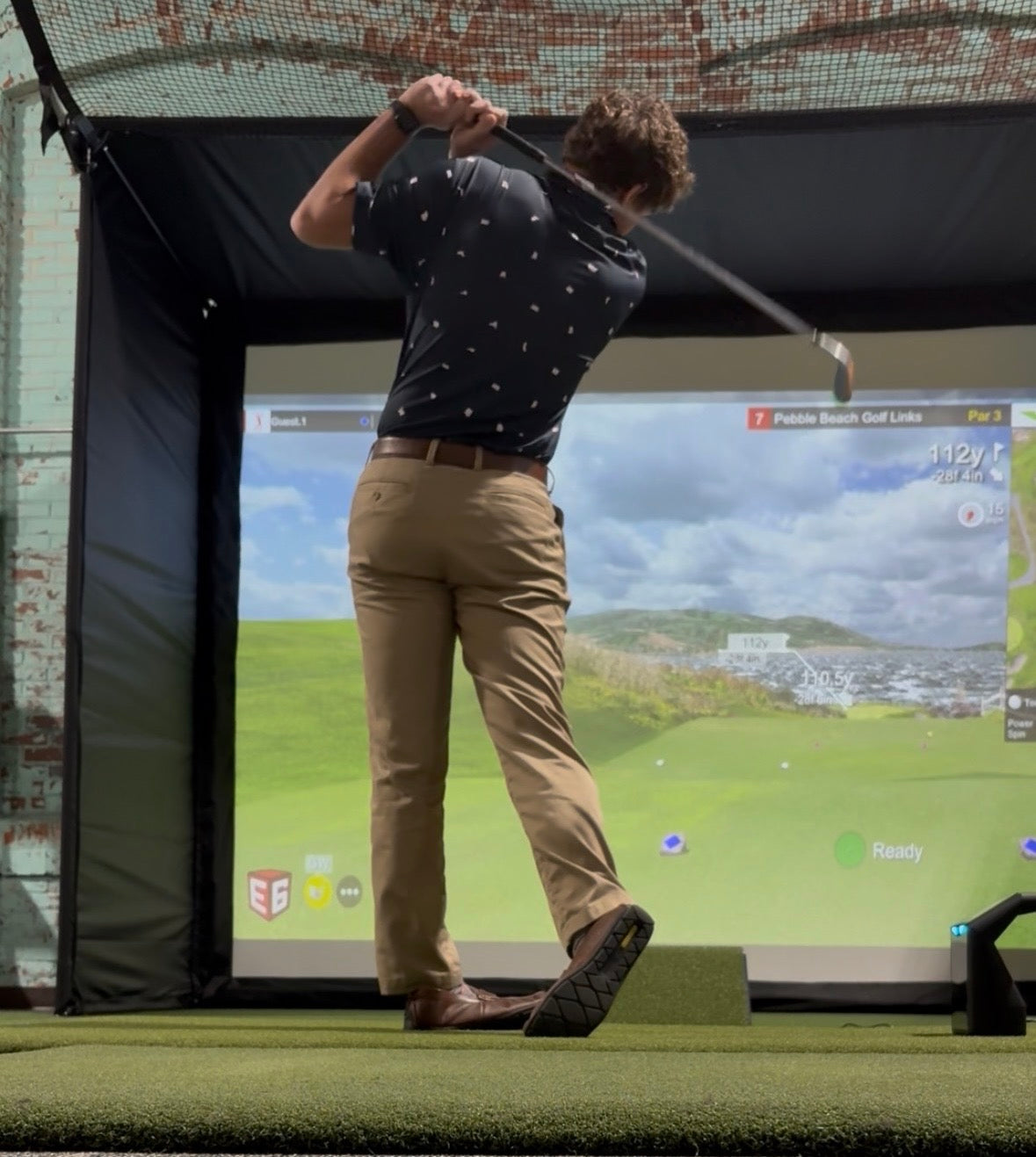 Ethan from AllSportSystems playing the famous hole 7 at Pebble Beach in the studio room simulator