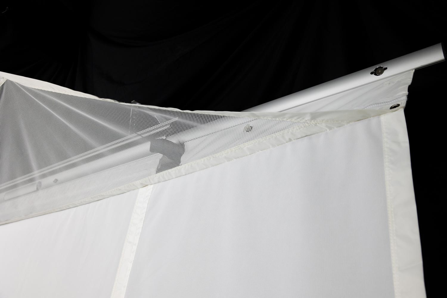 Homecourse pro retractable golf simulator impact screen